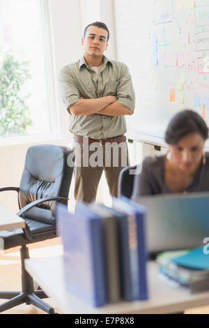 Due persone che lavorano in ufficio Foto Stock