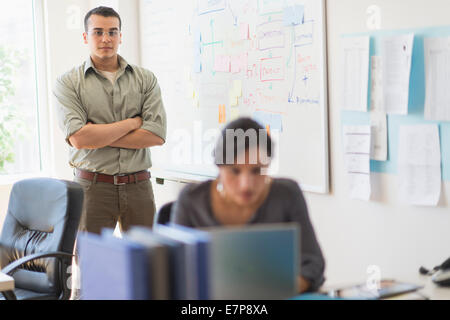 Due persone che lavorano in ufficio Foto Stock