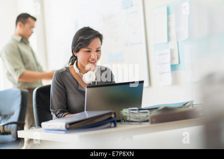 Due persone che lavorano in ufficio Foto Stock