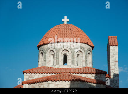 Piccola chiesa con tegole rosse e blu cielo Foto Stock