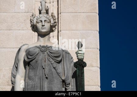 Spagna, Cadiz, Plaza de Espana, statua sul Monumento alla Costituzione del 1812 Foto Stock