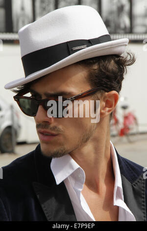 Gian Maria Sainato arrivando a Stella Jean Primavera/Estate 2015 Runway show di Milano, Italia - 17 settembre 2014 - Foto: Pista Manhattan/Paolo Diletto/picture alliance Foto Stock