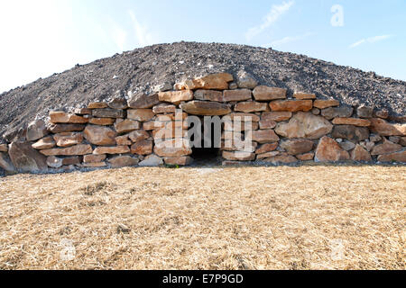 Moderno-giorno stile neolitico Long Barrow sepoltura camera per memorizzare la cremazione urne cinerarie tutti Cannings, vicino a Devizes, Wiltshire, Regno Unito. Foto Stock