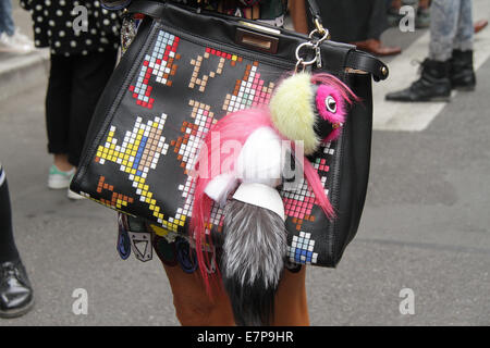 Anna Dello Russo che arrivano all'Emporio Armani pista spettacolo a Milano, Italia - 18 Sett 2014 - Foto: Pista Manhattan/Paolo Diletto/picture alliance Foto Stock