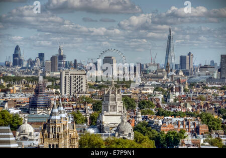 Lo skyline di Londra da una posizione elevata con molti famosi punti di riferimento Foto Stock