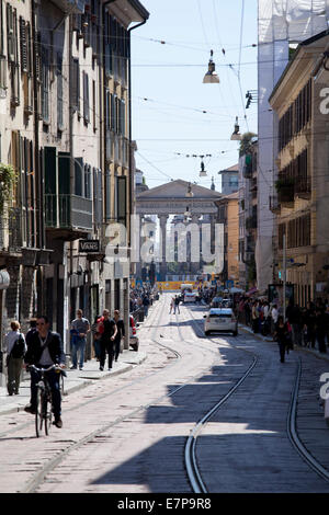 Persone a passeggio in Corso di Porta Ticinese a Milano, gente che passeggia in Corso di Porta Ticinese in Milano, Italia Foto Stock