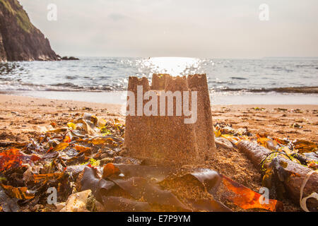 Castello di sabbia sulla speranza Cove Beach, Devon, Inghilterra, Regno Unito. Foto Stock