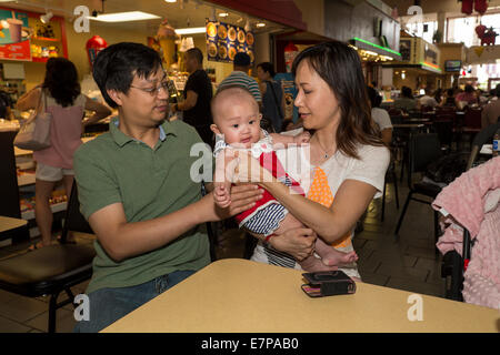 Vietnamese-Americans, madre, padre, baby, figlia, Asian Garden Mall, City of Westminster, Orange County, California Foto Stock