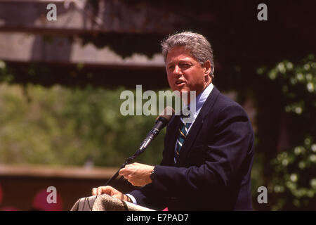 Albuquerque, Nuovo Messico, Stati Uniti d'America. 19 Maggio, 1992. Democratico speranzoso presidenziale Bill Clinton parla alla folla durante il 1992 campagna presidenziale in Albuquerque, N.M. il 19 maggio 1992. Clinton è andato a sconfiggere George HW Bush per la presidenza.ZUMA PRESS/Scott A. Miller © Scott A. Miller/ZUMA filo/ZUMAPRESS.com/Alamy Live News Foto Stock