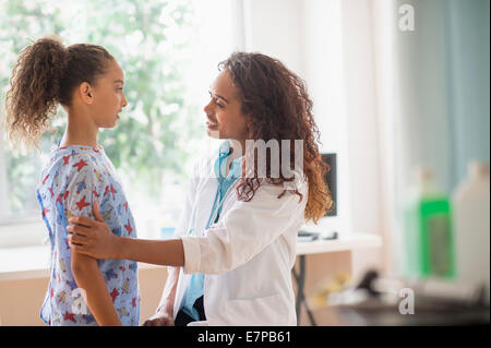 Medico donna esaminando la ragazza (8-9) Foto Stock