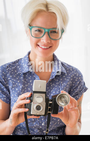 Donna che mantiene la fotocamera vintage Foto Stock