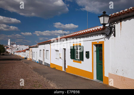 Strada di ciottoli con case bianche in Castro Verde, distretto di Beja, Alentejo, Portogallo Foto Stock