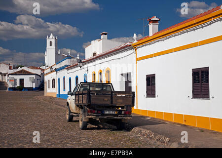 In acciottolato high street con case bianche in Castro Verde, distretto di Beja, Alentejo, Portogallo Foto Stock