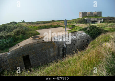 Bunker e calcestruzzo emplacement per il tedesco della Seconda Guerra Mondiale due Mammut radar in Cap Fagnet, Fécamp, Normandia, Francia Foto Stock