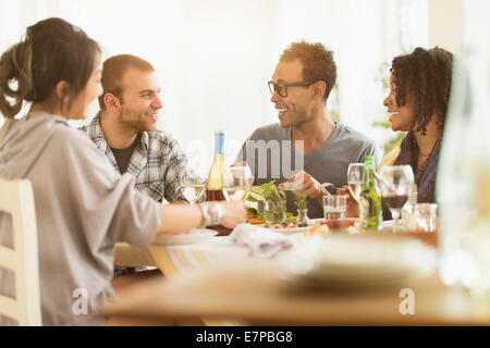 Gruppo di amici gustando dinner party Foto Stock