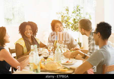 Gruppo di amici gustando dinner party Foto Stock