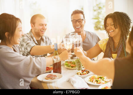 Gruppo di amici gustando dinner party Foto Stock