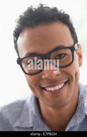 Ritratto di giovane uomo sorridente Foto Stock