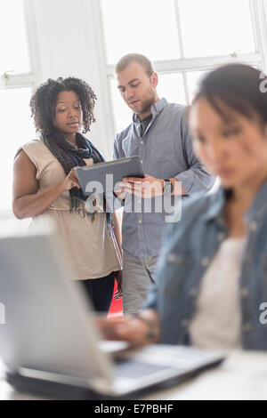 L uomo e la donna che lavora in ufficio Foto Stock