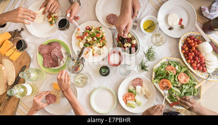 Amici a cena insieme Foto Stock