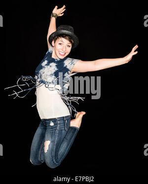Ritratto di giovane donna jumping Foto Stock
