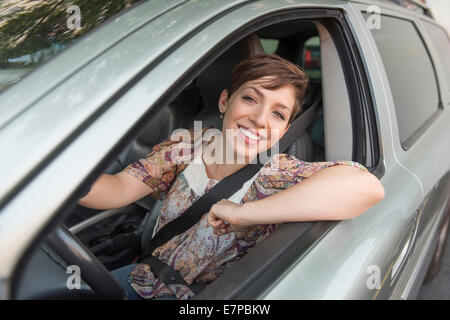 Ritratto di donna in auto Foto Stock