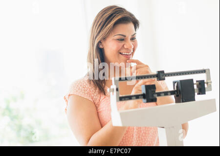 Felice donna in piedi sulla scala Foto Stock