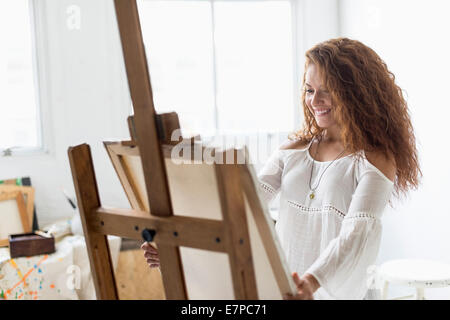 Giovane artista femminile in studio Foto Stock