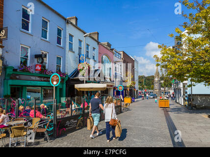 Negozi e caffetterie sulla strada Barronstrand nel centro della città, la città di Waterford, nella contea di Waterford, Repubblica di Irlanda Foto Stock