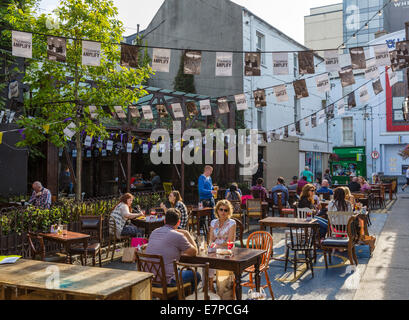 Centenario Negozi Bar su Charlotte Street nel centro città e la cittadina di Wexford, County Wexford, Repubblica di Irlanda Foto Stock