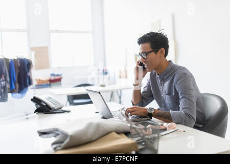 Vista laterale di uomo che lavora in studio Foto Stock
