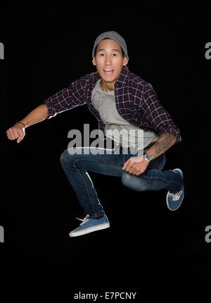 Studio shot dell'uomo jumping Foto Stock