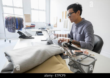 Fashion designer che lavora in studio Foto Stock