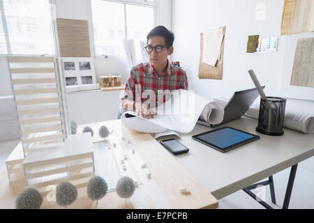 Architetto lavoro in ufficio Foto Stock