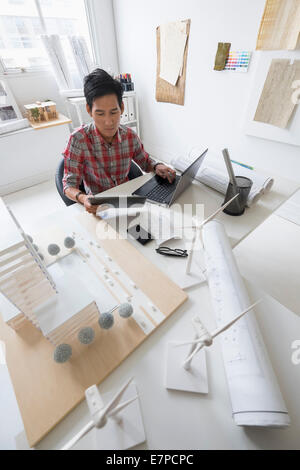 Architetto lavoro in ufficio Foto Stock