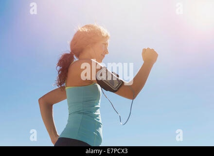 Vista laterale della giovane donna power walking Foto Stock