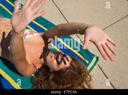 Giovane donna a prendere il sole Foto Stock