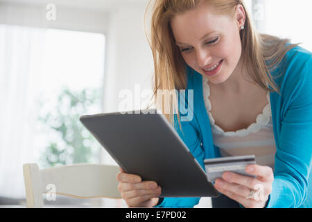 Giovane donna facendo shopping online Foto Stock