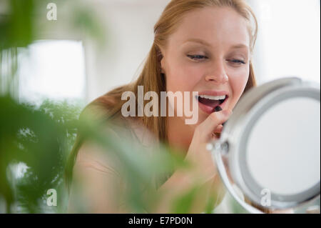 Giovane donna rossetto Foto Stock