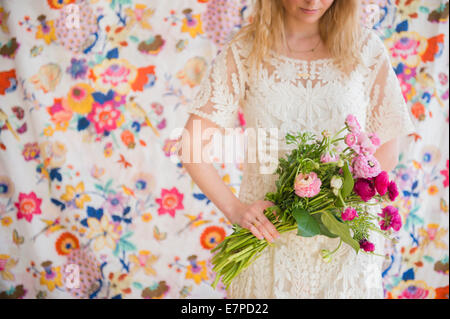 Giovane donna bouquet di contenimento Foto Stock