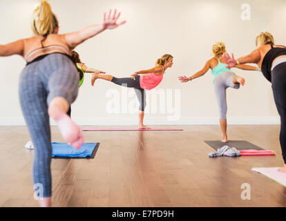 Delle donne che esercitano lo yoga Foto Stock