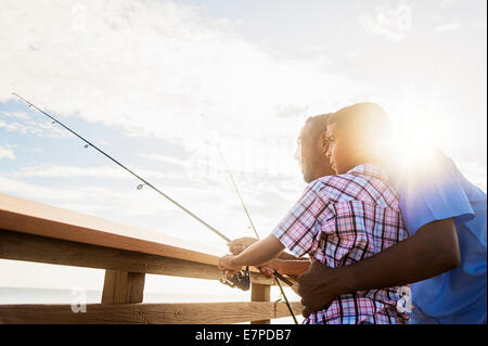 Padre e figlio (10-11) PESCA Foto Stock