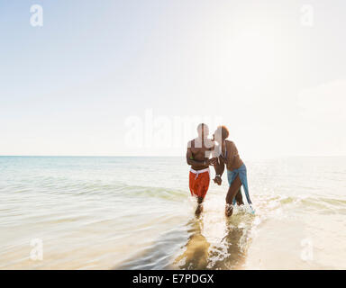L uomo e la donna tenendo le mani sulla spiaggia Foto Stock