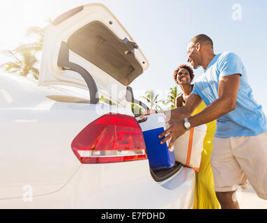 Stati Uniti d'America, Florida, Giove, Coppia matura il caricamento baule auto Foto Stock