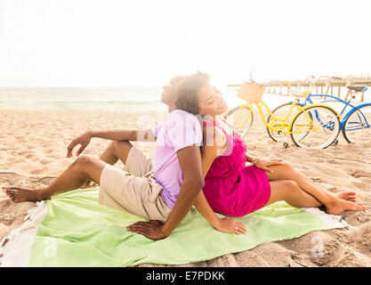 Stati Uniti d'America, Florida, Giove, coppia giovane rilassante sulla spiaggia Foto Stock