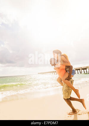 Stati Uniti d'America, Florida, Giove, coppia giovane giocando sulla spiaggia Foto Stock