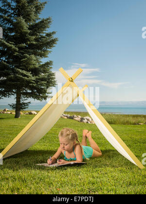 Stati Uniti d'America, Utah, Garden City Girl (2-3) giacenti in tenda Foto Stock