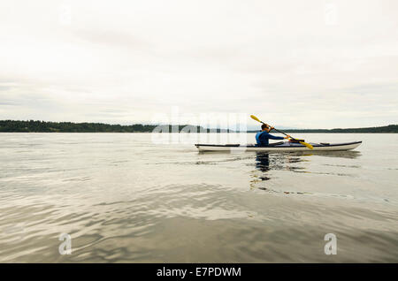 Stati Uniti d'America, nello Stato di Washington, Olympia, uomo kayak sul lago Foto Stock