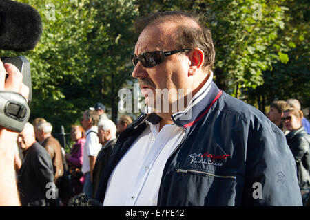 Mosca, Russia - 21 settembre 2014. Candidato Gennady Gudkov. Marcia per la pace a Mosca contro la guerra con l'Ucraina Foto Stock