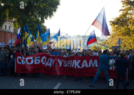 Mosca, Russia - 21 settembre 2014. Un poster a sostegno dei prigionieri politici in marcia per la pace. Marcia della pace contro la guerra con l'Ucraina Foto Stock